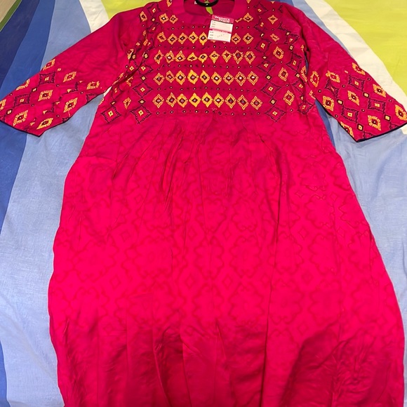 It is small for me. Indian Kurti, bright pink color with printed design 3/4 slee - Picture 7 of 13
